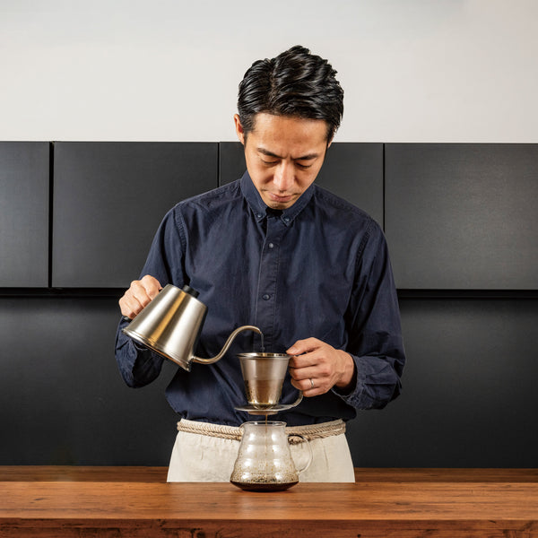Tetsu Kasuya demonstrating use of the paperless Double Stainless Steel Dripper